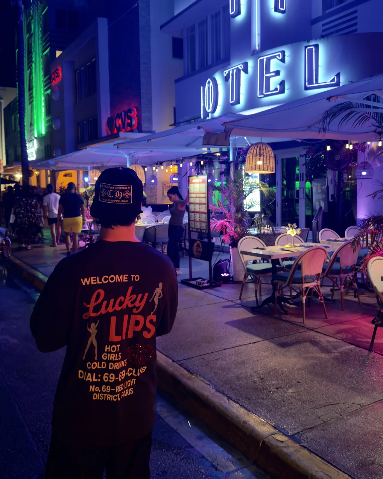 Corentin Deprez de dos, de nuit à Miami Beach, face aux néons d'un hôtel